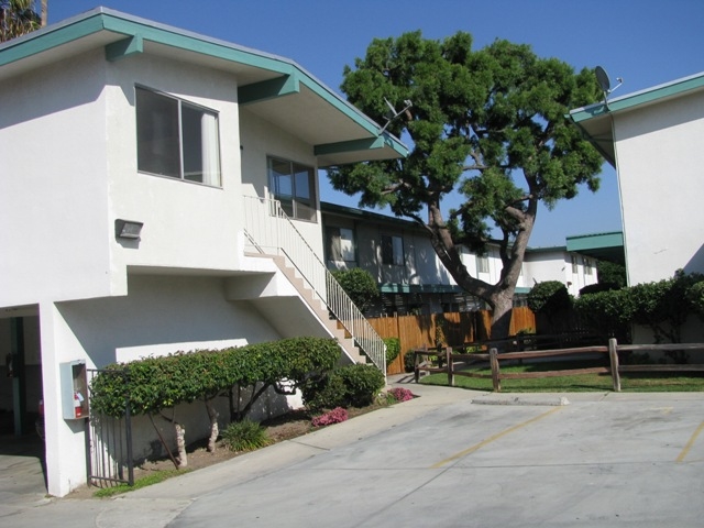 26025 Narbonne Ave in Lomita, CA - Building Photo