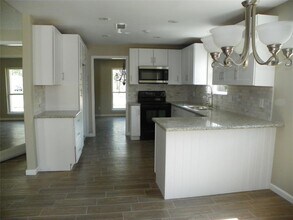 18027 Bambriar Dr in Houston, TX - Foto de edificio - Building Photo