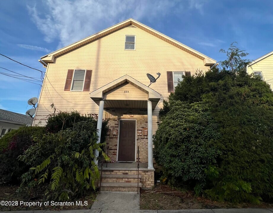 835 Maple St in Scranton, PA - Building Photo