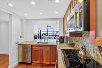 2555 Collins Ave, Unit 606 in Miami Beach, FL - Building Photo - Building Photo