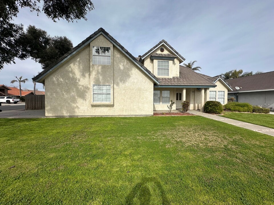 1388 Greenfield Ave in Hanford, CA - Building Photo