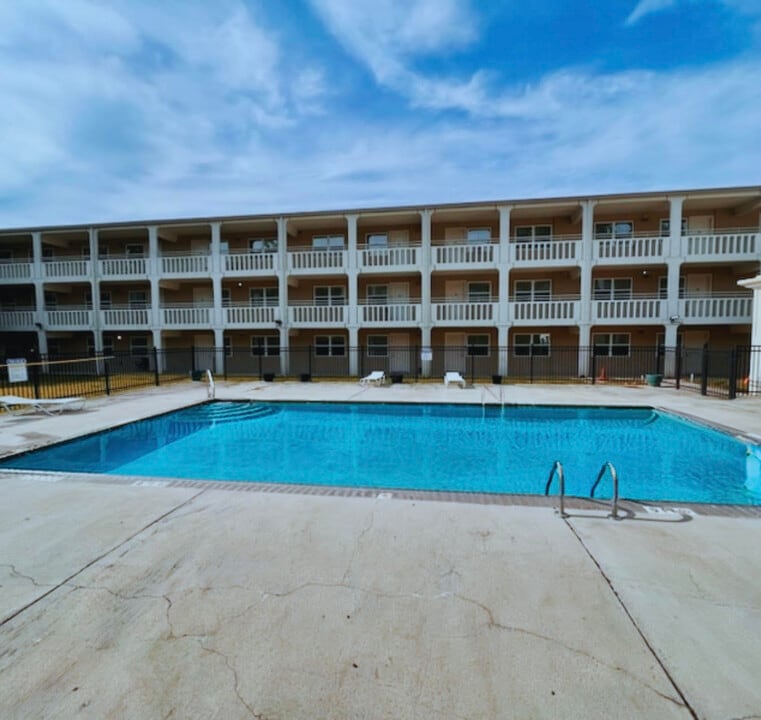 Jaguar Plaza Apartments in Baton Rouge, LA - Foto de edificio