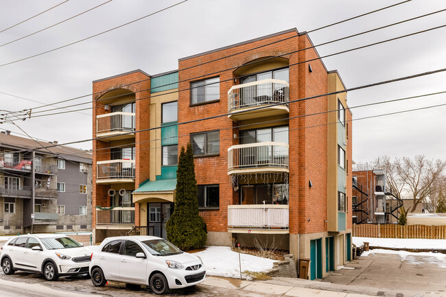 825 Saint Louis St in Montréal, QC - Building Photo - Building Photo