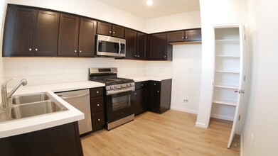 1012 Buena Vis Ln in Hanford, CA - Building Photo - Building Photo
