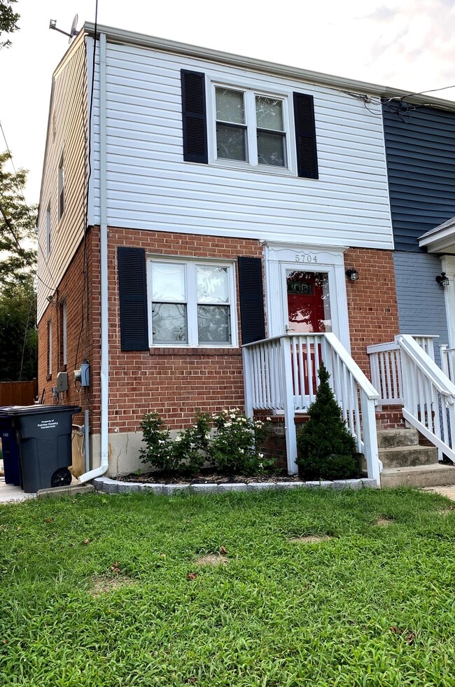 5704 Fenwick Dr in Alexandria, VA - Foto de edificio - Building Photo