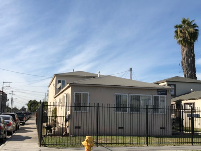 801 N Tamarind Ave in Compton, CA - Foto de edificio - Other