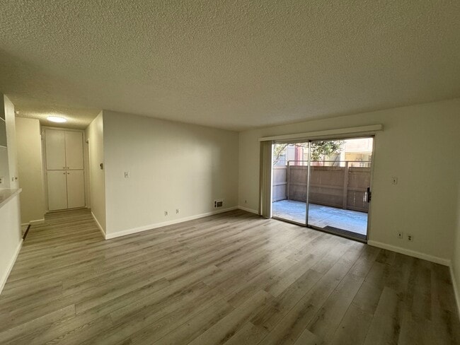 1311 Webster St, Unit E110 in Alameda, CA - Foto de edificio - Building Photo