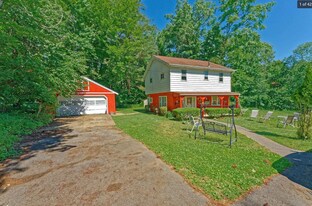 6067 Veeder Rd, Unit Apartment B in Slingerlands, NY - Building Photo