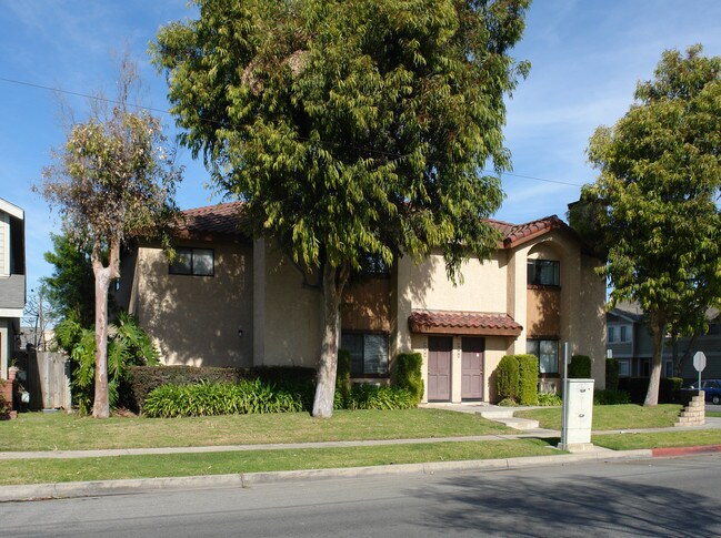 11231 Bloomfield St in Los Alamitos, CA - Building Photo - Building Photo