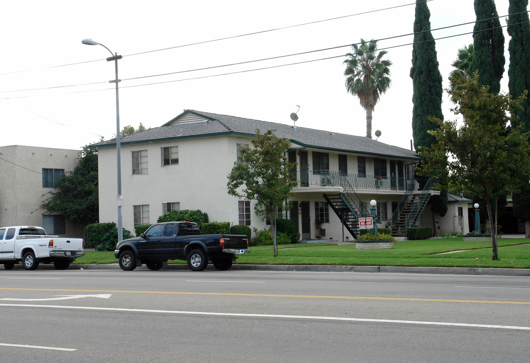 13950 Burbank Blvd in Van Nuys, CA - Building Photo