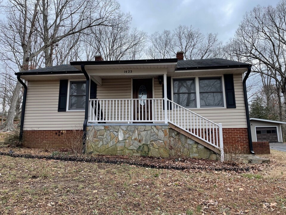 1423 Old Farmer Rd in Asheboro, NC - Building Photo