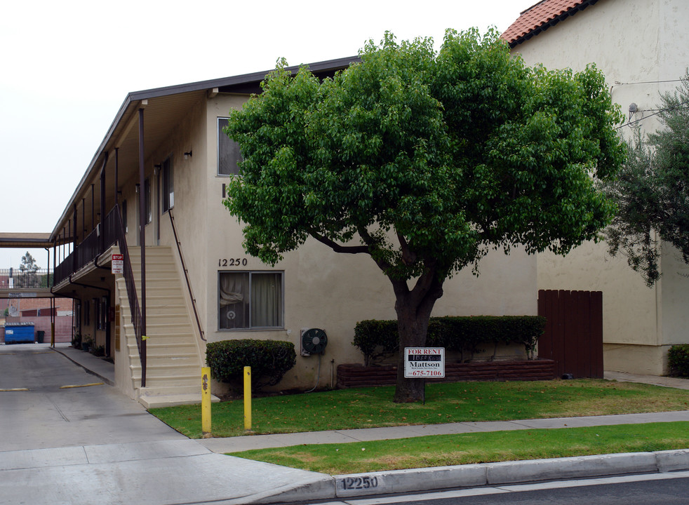 12250 Grevillea Ave in Hawthorne, CA - Building Photo