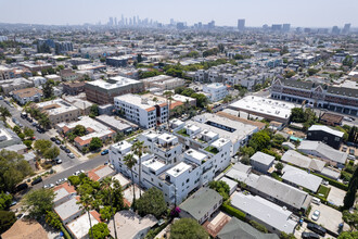 733-743 N Gramercy Pl in Los Angeles, CA - Foto de edificio - Building Photo
