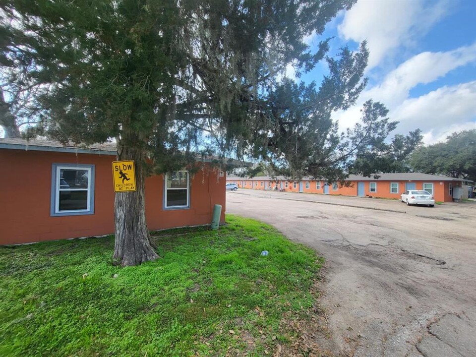 415 N Beauregard St in Alvin, TX - Building Photo