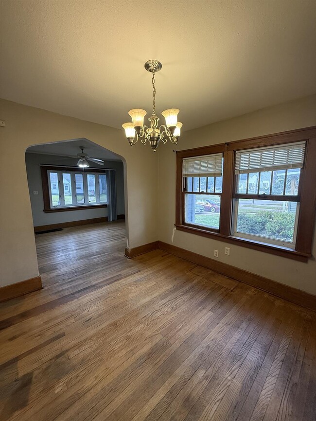 2417 E Ave NE in Cedar Rapids, IA - Building Photo - Building Photo