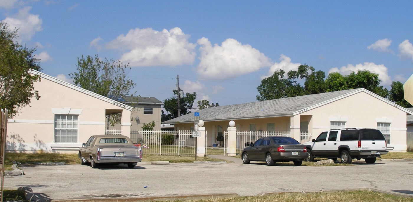 2217-2223 Taylor St in Hollywood, FL - Building Photo