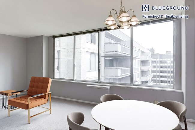 2111 Richmond Hwy in Arlington, VA - Foto de edificio - Building Photo