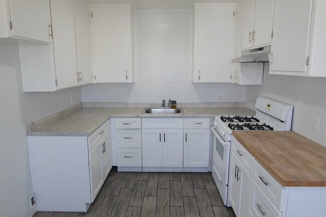 3247 W Century Blvd, Unit 8 in Inglewood, CA - Foto de edificio - Building Photo