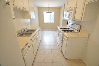 6122 Colfax Ave, Unit 205 in Los Angeles, CA - Building Photo - Building Photo