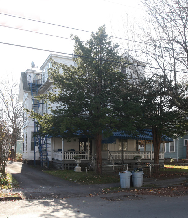 58 St James Ct in Kingston, NY - Foto de edificio - Building Photo