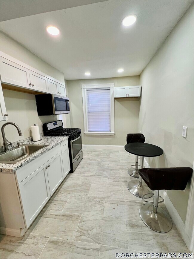 35 Humphreys St in Boston, MA - Building Photo - Building Photo