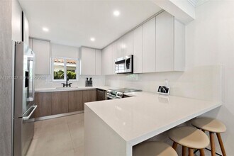 2402 NW 42nd Ave in Coral Gables, FL - Building Photo - Building Photo