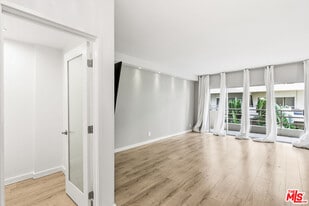 1131 Alta Loma Rd in West Hollywood, CA - Building Photo