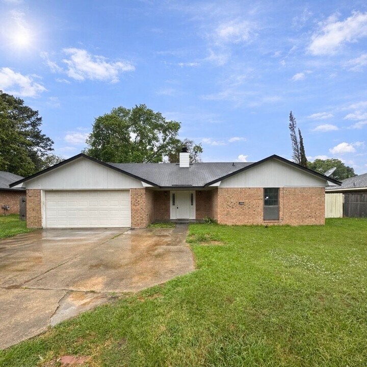 8304 Kingston Rd in Shreveport, LA - Building Photo