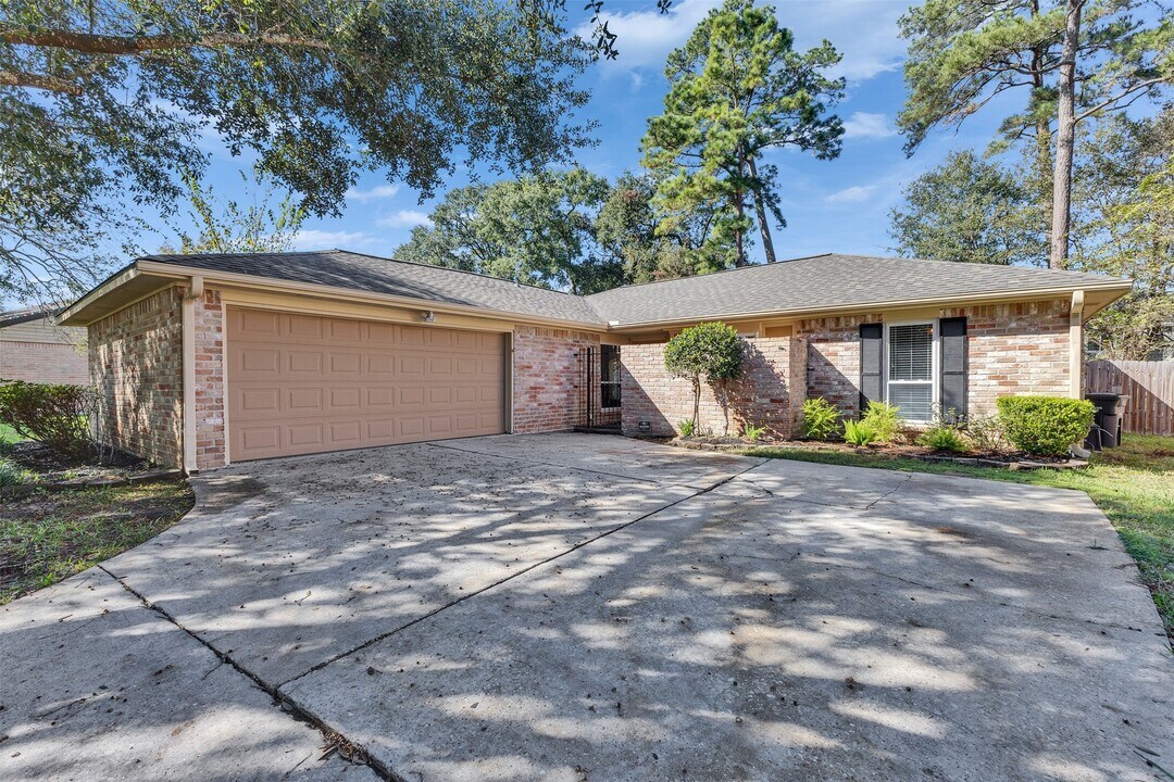 8318 Amurwood Dr in Tomball, TX - Foto de edificio