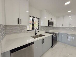 12711 SW 51st St in Miami, FL - Foto de edificio - Building Photo