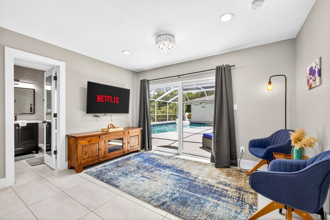 318 S Burlingame Ave in Temple Terrace, FL - Building Photo