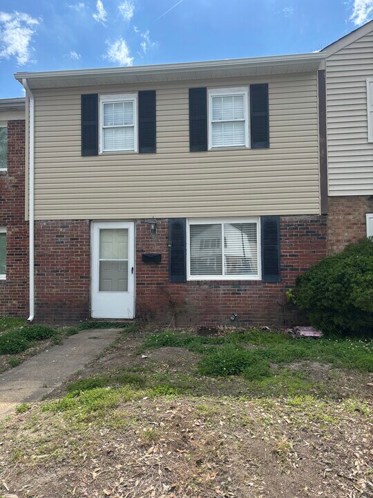 813 S Grosvenor Ct in Virginia Beach, VA - Building Photo