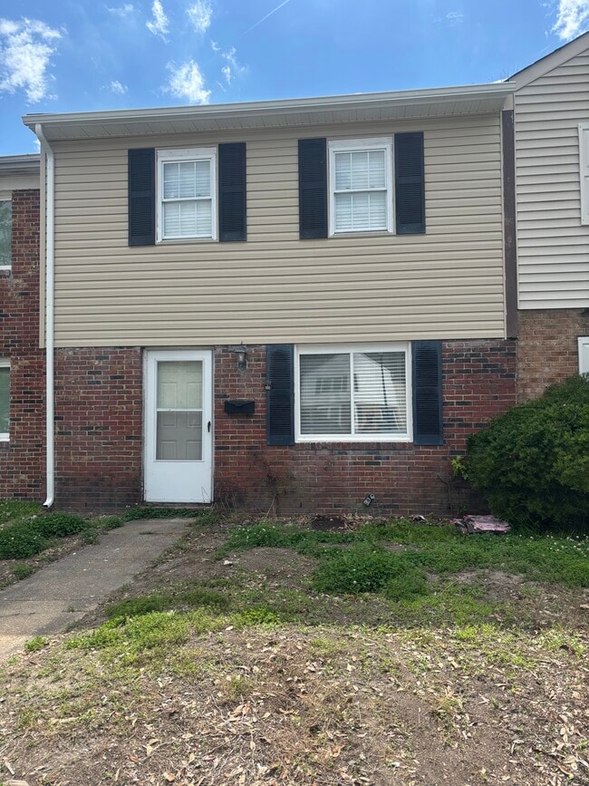 813 S Grosvenor Ct