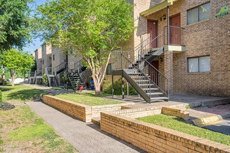 Plaza Royale Apartments in McAllen, TX - Building Photo - Building Photo