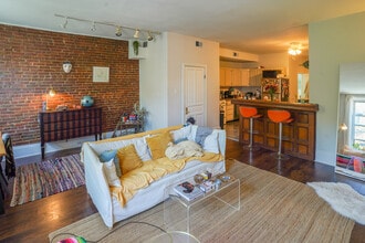 630 N 2nd St, Unit 2 in Philadelphia, PA - Foto de edificio - Building Photo