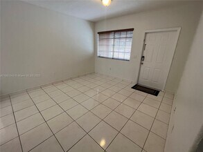 7231 NW 174th Terrace in Hialeah, FL - Foto de edificio - Building Photo