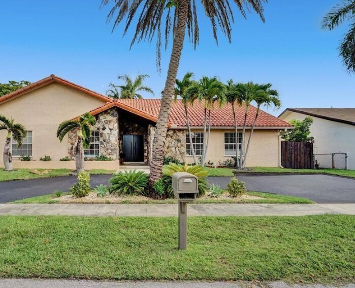 2001 NE 214th St in North Miami Beach, FL - Building Photo
