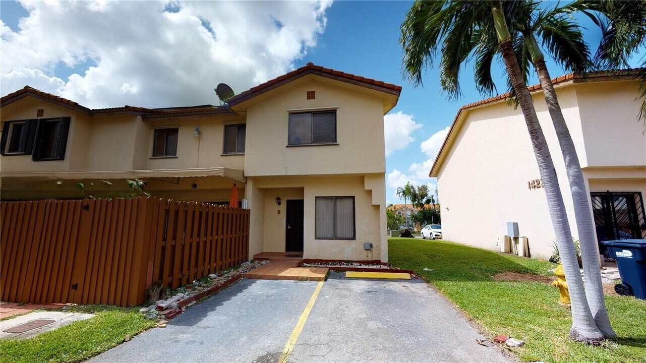 14235 SW 57th Ln in Miami, FL - Foto de edificio