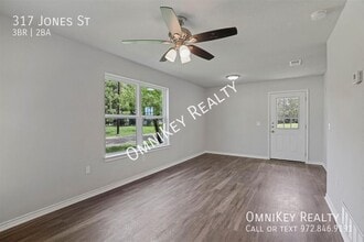 317 Jones St in Bonham, TX - Foto de edificio - Building Photo