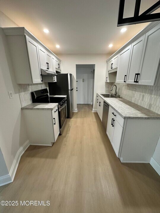 24 Meadow Green Cir in Englishtown, NJ - Building Photo