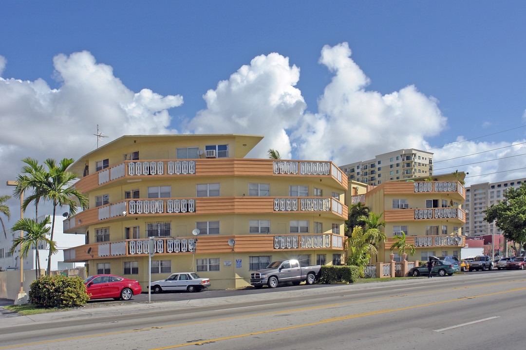 4301 W Flagler St in Miami, FL - Building Photo