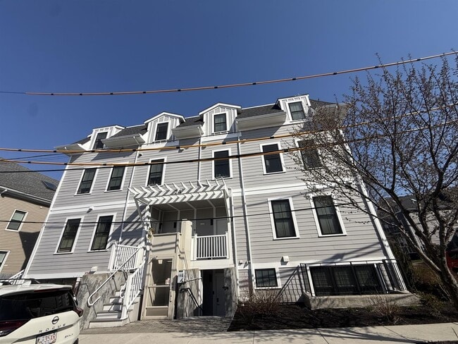 24 Rush St, Unit E in Somerville, MA - Foto de edificio - Building Photo