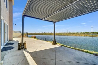 6 Canal Cir in Newport Beach, CA - Building Photo - Building Photo