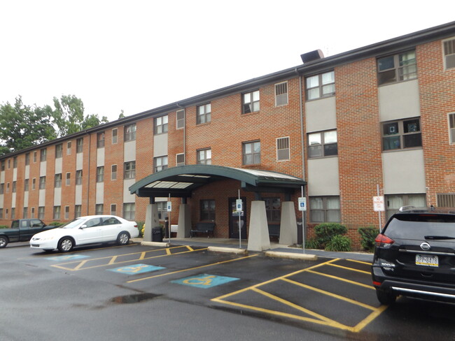 Fornelli Manor in Sharon, PA - Foto de edificio - Building Photo