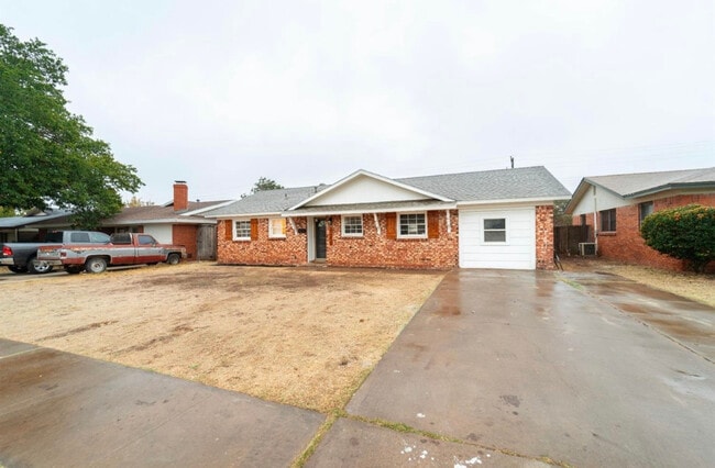 4939 47th St, Unit D in Lubbock, TX - Foto de edificio - Building Photo