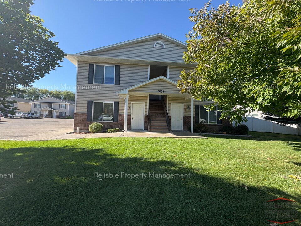 3108 E Chasewood Dr, Unit 2 in Ammon, ID - Foto de edificio