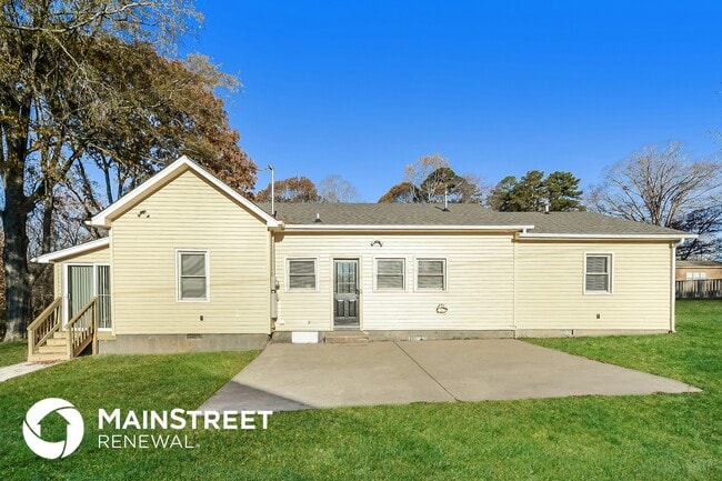 property at 320 W Steele St