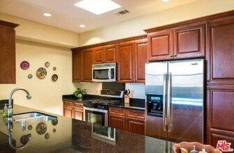 5037 Rosewood Ave in Los Angeles, CA - Building Photo - Building Photo