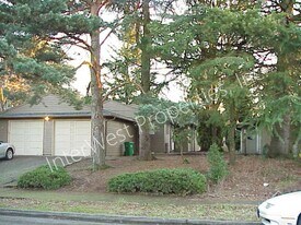 6428-6428 Northeast Pacific Street in Portland, OR - Building Photo