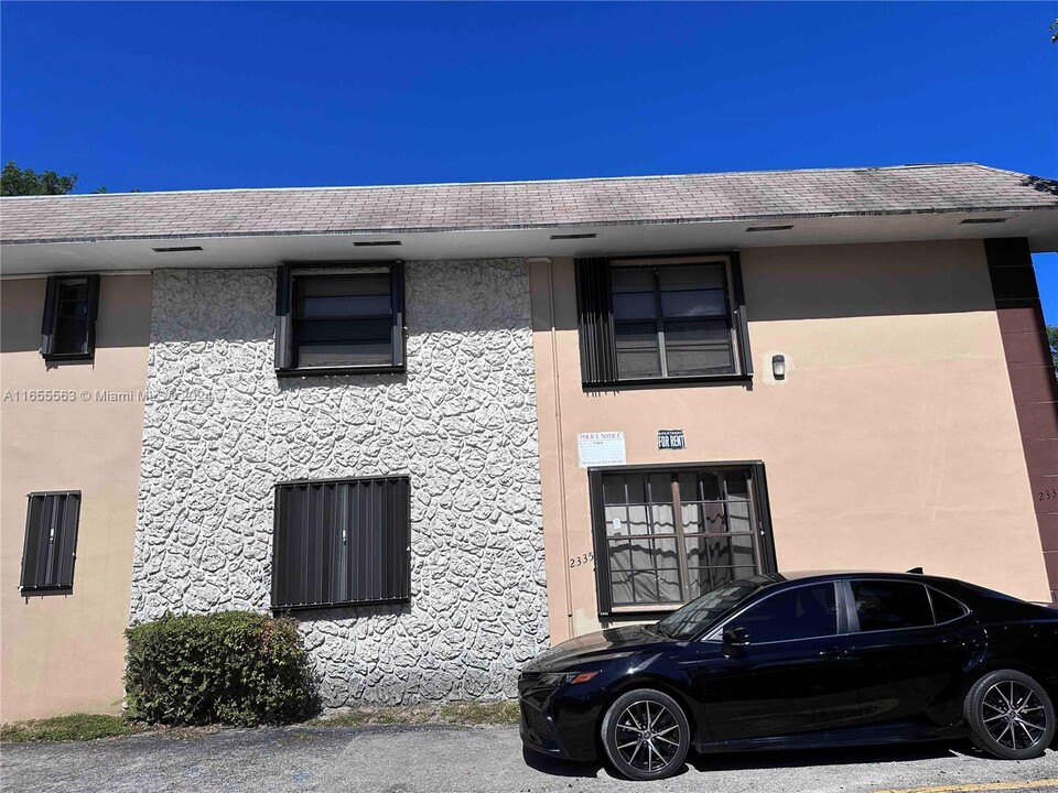 2335 NE 172nd St in North Miami Beach, FL - Building Photo